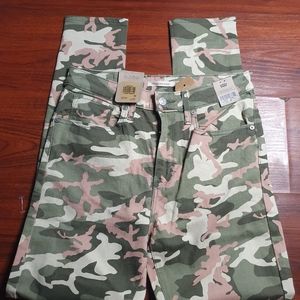Levi’s 721  green camo with pink  High-Rise  Print Jeans sz 30